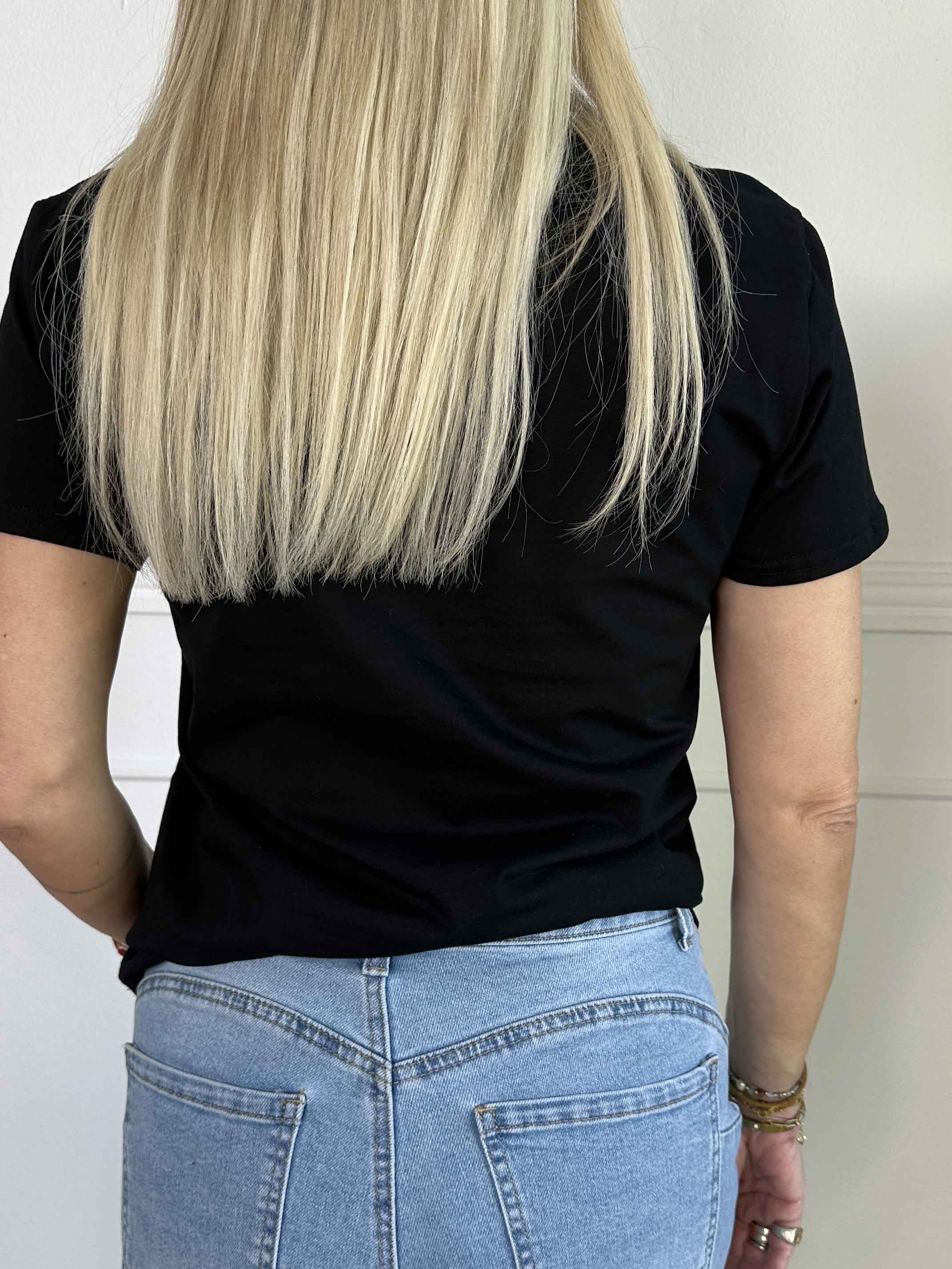 Selma - T-shirt i bomuld med broderet detaljer og similisten på brystet